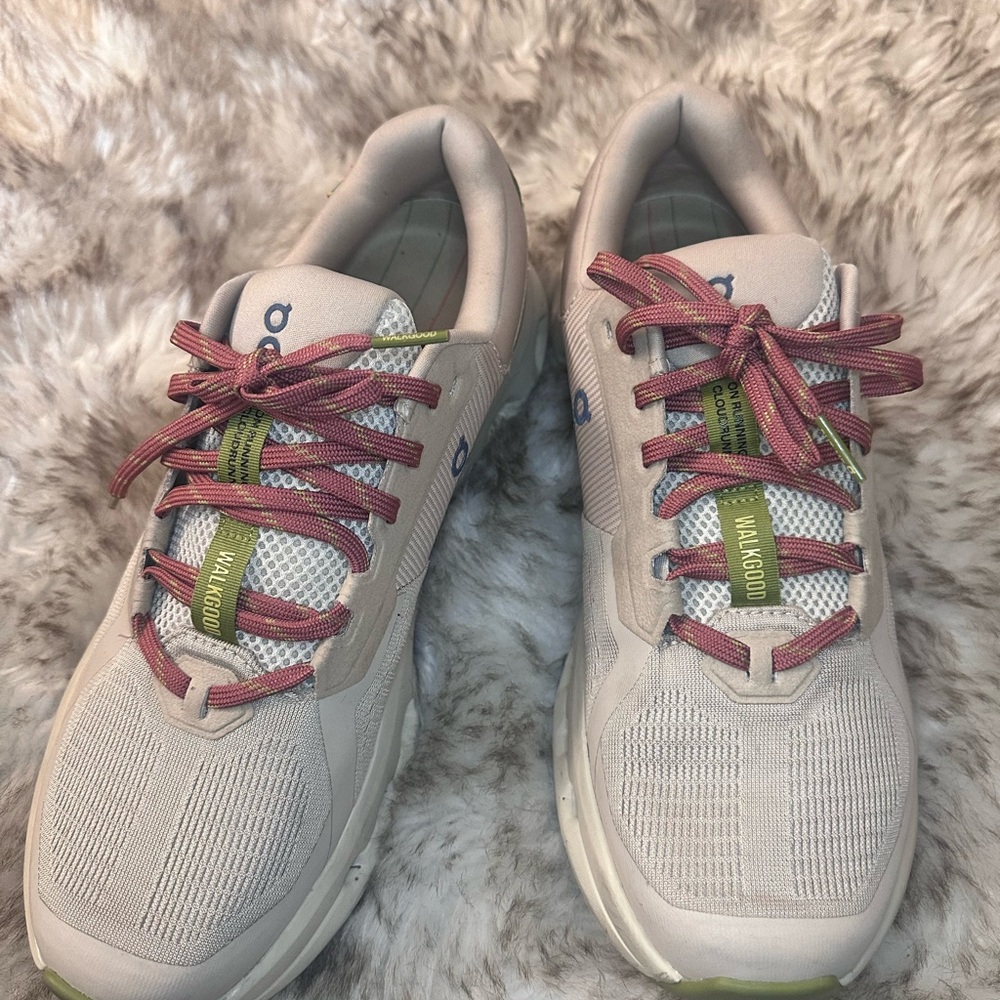 On Cloud Running Shoes - Men's Size 9.5 (EU 44) | Swiss Engineering